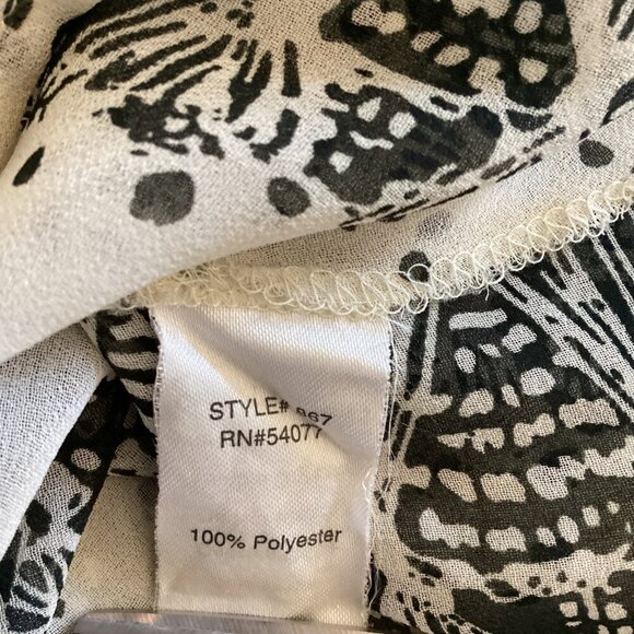 CAbi Women's Boho Tunic Top Medium Black & White Patterned Lace-Up V-Neck - Picture 3 of 8